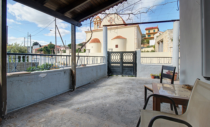 BRIGHT GROUND-LEVEL HOUSE WITH STORAGE & GARDEN