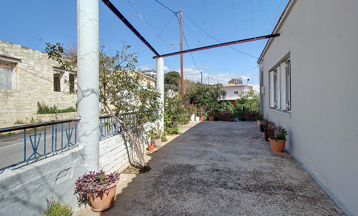 BRIGHT GROUND-LEVEL HOUSE WITH STORAGE & GARDEN