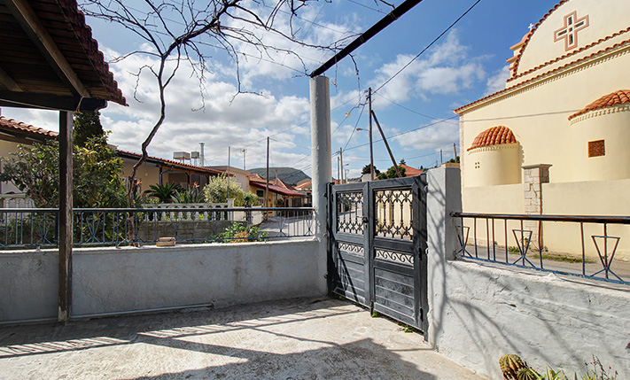BRIGHT GROUND-LEVEL HOUSE WITH STORAGE & GARDEN