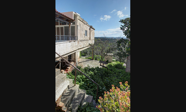 BRIGHT GROUND-LEVEL HOUSE WITH STORAGE & GARDEN