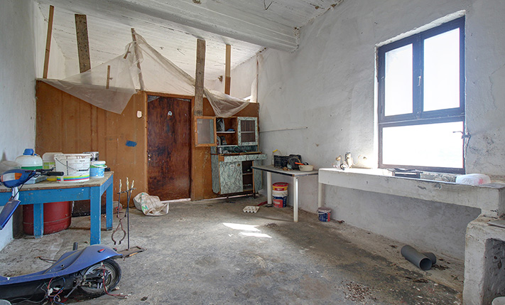 BRIGHT GROUND-LEVEL HOUSE WITH STORAGE & GARDEN