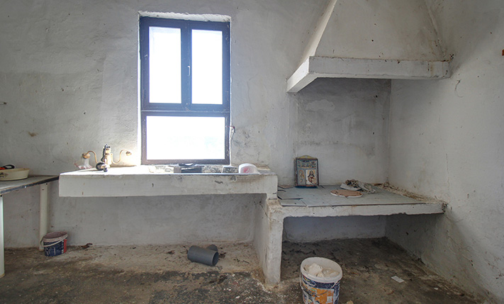 ΕΝΑ ΦΩΤΕΙΝΟ ΙΣΟΓΕΙΟ ΜΕ ΑΠΟΘΗΚΕΣ ΚΑΙ ΚΗΠΟ