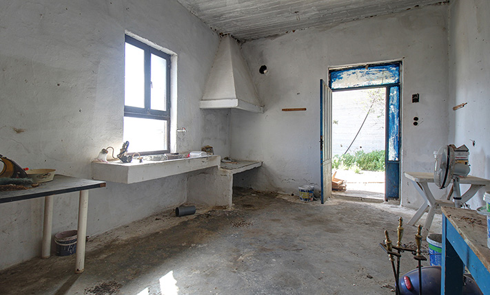 BRIGHT GROUND-LEVEL HOUSE WITH STORAGE & GARDEN