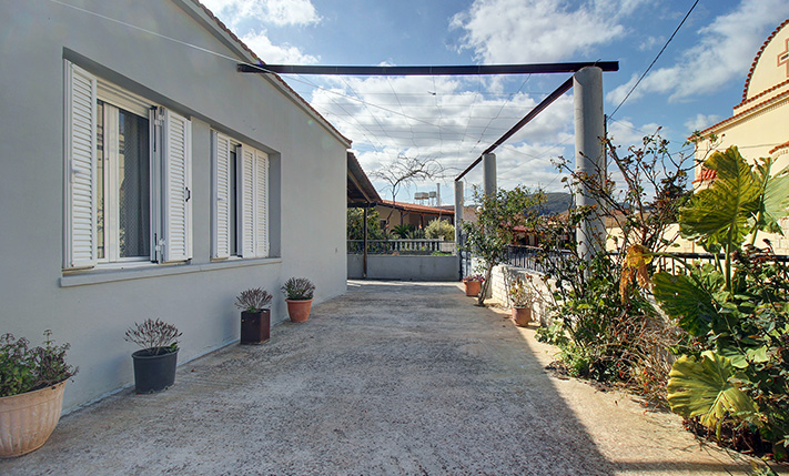 BRIGHT GROUND-LEVEL HOUSE WITH STORAGE & GARDEN