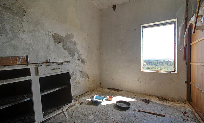 BRIGHT GROUND-LEVEL HOUSE WITH STORAGE & GARDEN