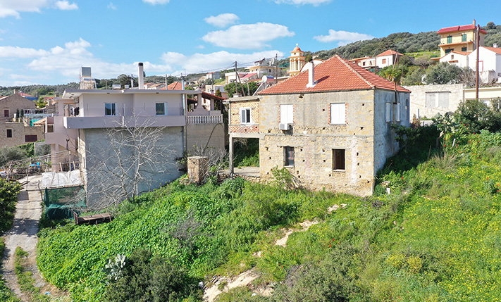 BRIGHT GROUND-LEVEL HOUSE WITH STORAGE & GARDEN