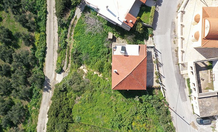 BRIGHT GROUND-LEVEL HOUSE WITH STORAGE & GARDEN