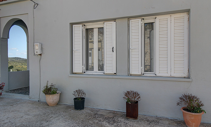 BRIGHT GROUND-LEVEL HOUSE WITH STORAGE & GARDEN