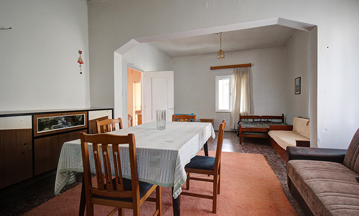 BRIGHT GROUND-LEVEL HOUSE WITH STORAGE & GARDEN