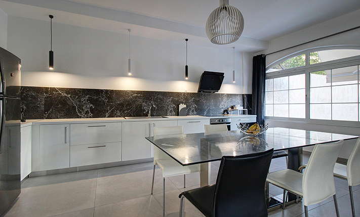 CONTEMPORARY APARTMENT WITH LARGE SPACES