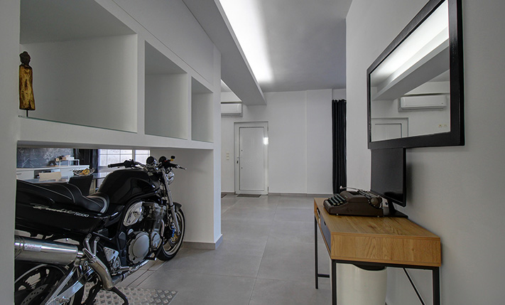 CONTEMPORARY APARTMENT WITH LARGE SPACES