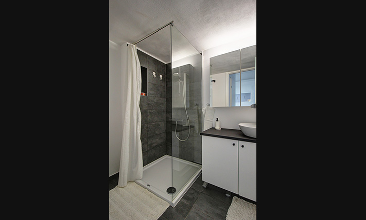 CONTEMPORARY APARTMENT WITH LARGE SPACES