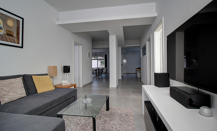 CONTEMPORARY APARTMENT WITH LARGE SPACES