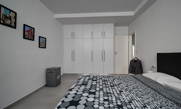 CONTEMPORARY APARTMENT WITH LARGE SPACES