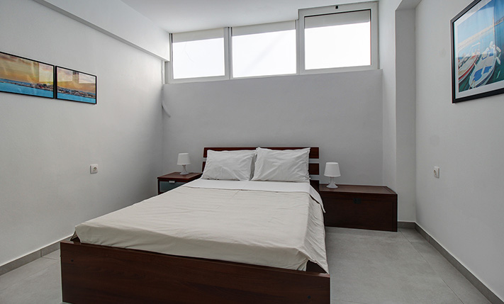 CONTEMPORARY APARTMENT WITH LARGE SPACES