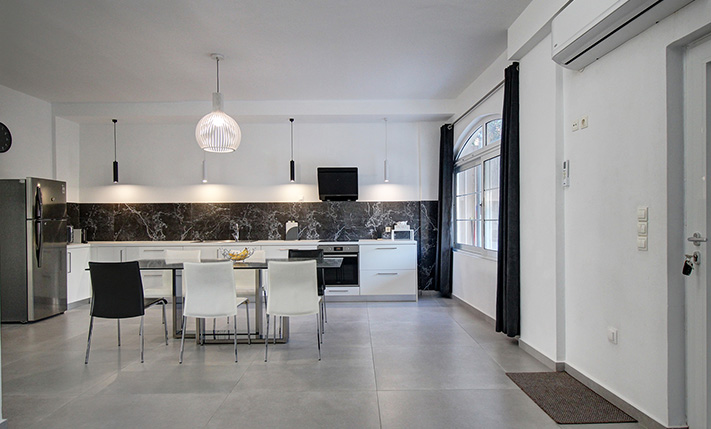 CONTEMPORARY APARTMENT WITH LARGE SPACES