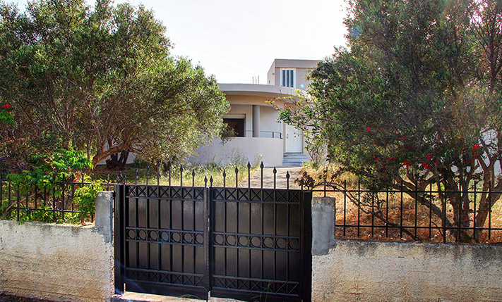 LARGE HOUSE WITH A GARDEN NEAR STAVROS BEACH