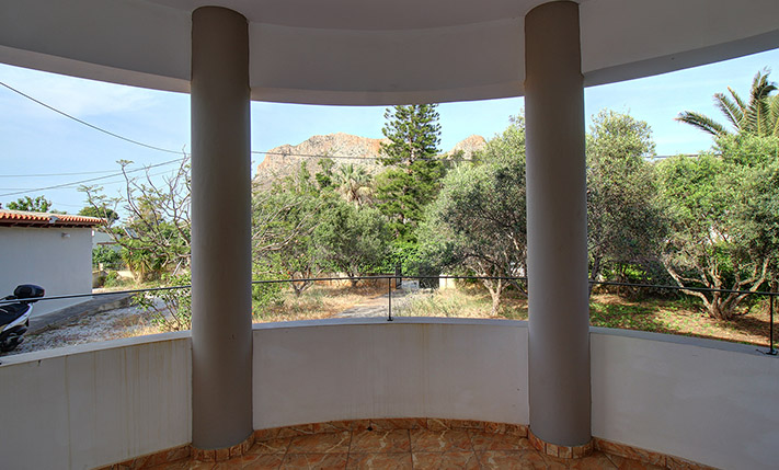 LARGE HOUSE WITH A GARDEN NEAR STAVROS BEACH