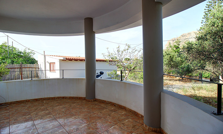 LARGE HOUSE WITH A GARDEN NEAR STAVROS BEACH