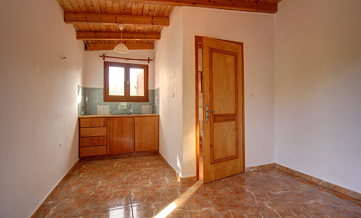 LARGE HOUSE WITH A GARDEN NEAR STAVROS BEACH