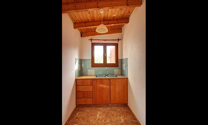 LARGE HOUSE WITH A GARDEN NEAR STAVROS BEACH