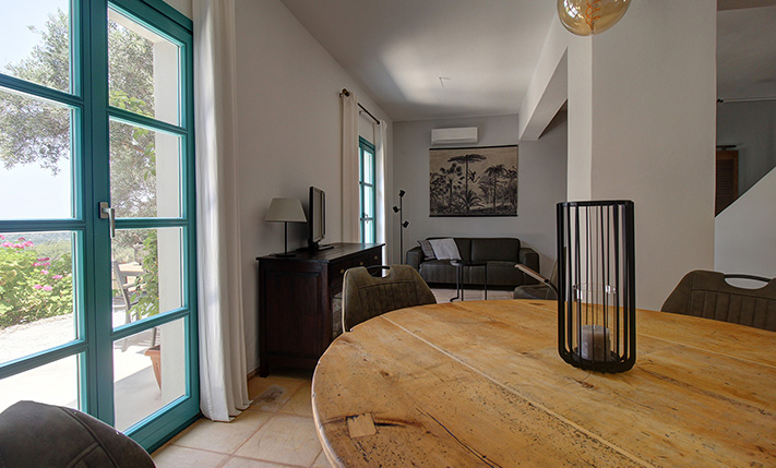 LUXURIOUSLY RENOVATED COMPLEX OF 4 UNITS