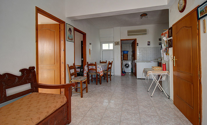 BUILDING OF 2 APARTMENTS WITH A LARGE GARDEN