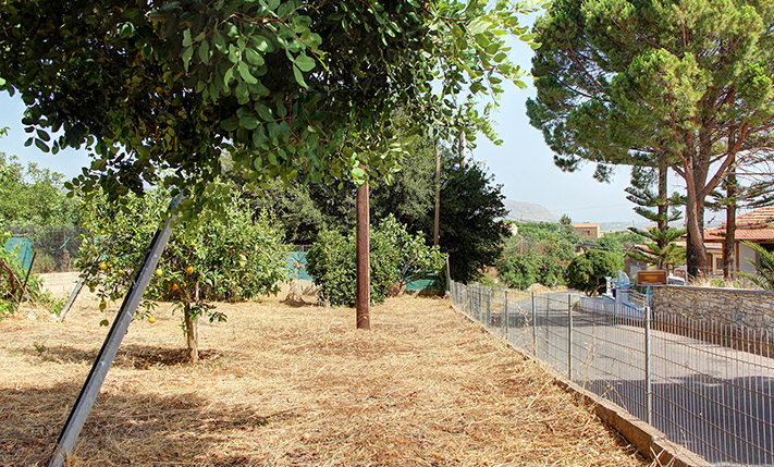 BUILDING OF 2 APARTMENTS WITH A LARGE GARDEN