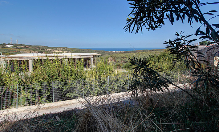 UNCONVERTED GROUND LEVEL SPACE WITH SEA VIEWS