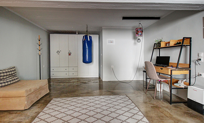 SECURED VIEWS & PLENTY OF BUILDABLE ALLOWANCE