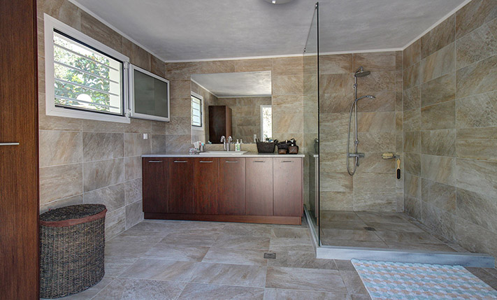 SECURED VIEWS & PLENTY OF BUILDABLE ALLOWANCE