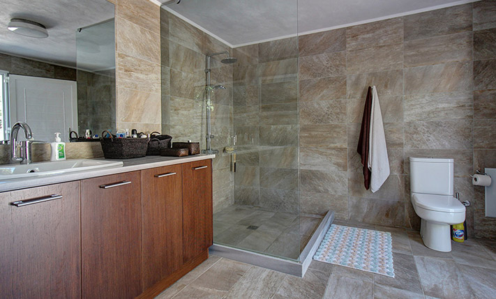 SECURED VIEWS & PLENTY OF BUILDABLE ALLOWANCE