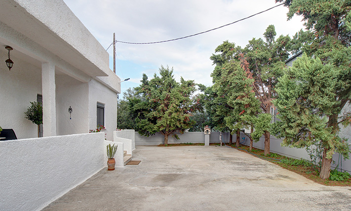 SECURED VIEWS & PLENTY OF BUILDABLE ALLOWANCE