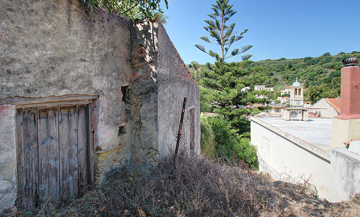 PROPERTY WITH POTENTIAL 5 KM FROM PLATANIAS