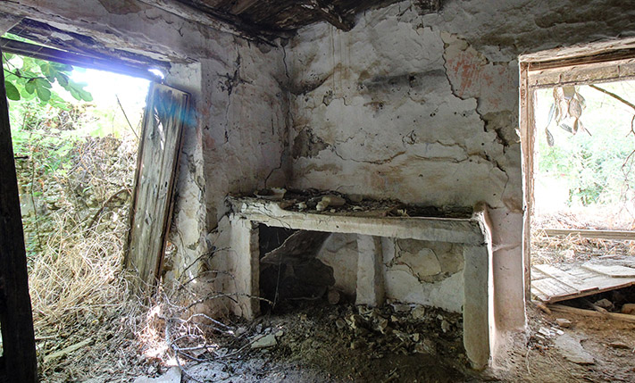 PROPERTY WITH POTENTIAL 5 KM FROM PLATANIAS