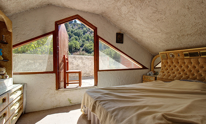 BUILDING SUITABLE FOR HOSTEL OR RESTAURANT