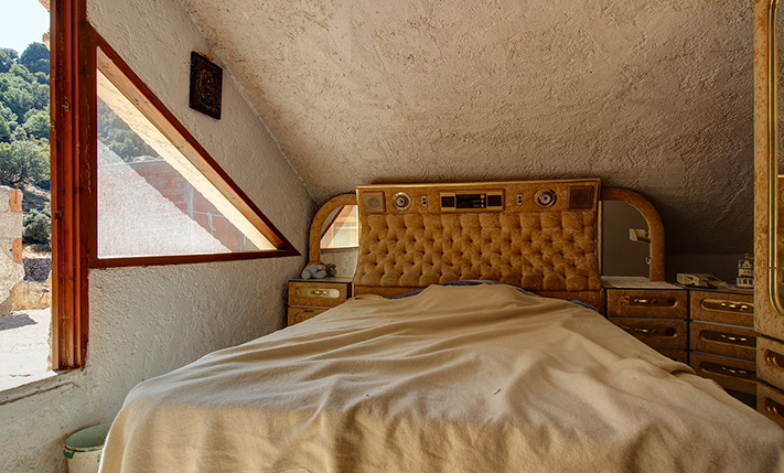 BUILDING SUITABLE FOR HOSTEL OR RESTAURANT