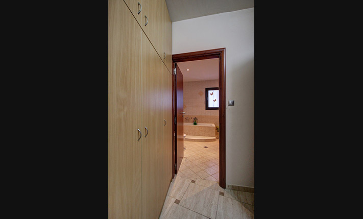 IN CONVENIENT YET TRANQUIL LOCATION WITH VIEWS