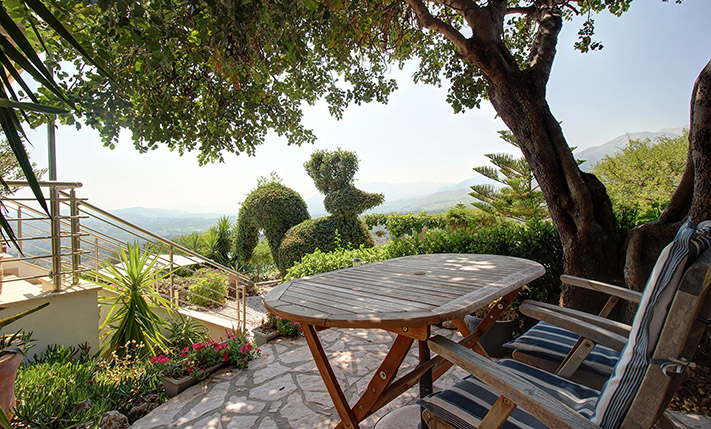 ΠΟΛΥΤΕΛΕΣ ΑΚΙΝΗΤΟ ΣΕ ΚΟΡΥΦΗ ΛΟΦΟΥ