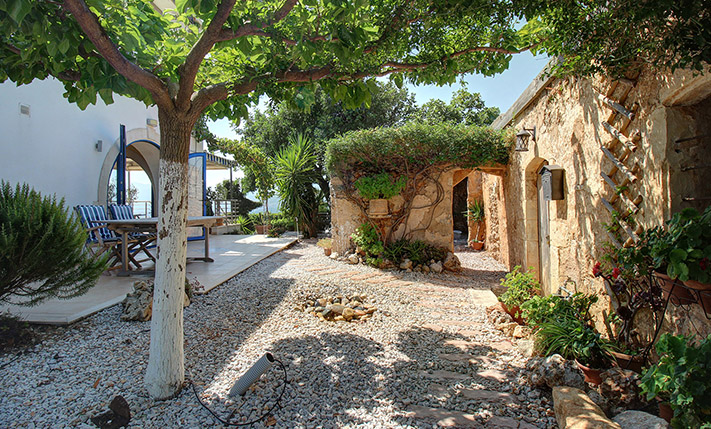 ΠΟΛΥΤΕΛΕΣ ΑΚΙΝΗΤΟ ΣΕ ΚΟΡΥΦΗ ΛΟΦΟΥ