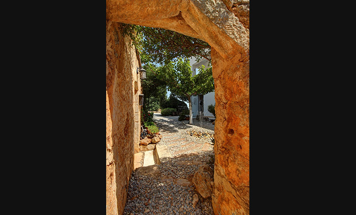 LUXURY PROPERTY ON A HILLTOP