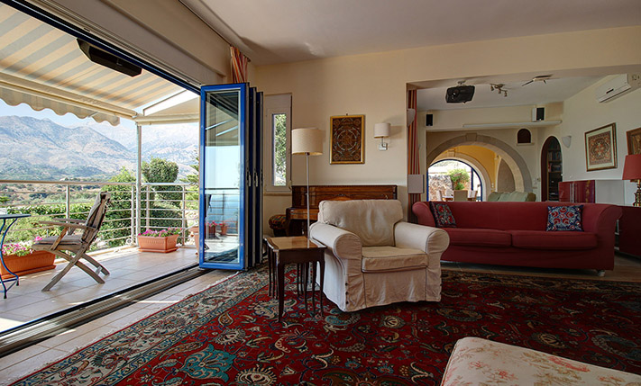 ΠΟΛΥΤΕΛΕΣ ΑΚΙΝΗΤΟ ΣΕ ΚΟΡΥΦΗ ΛΟΦΟΥ