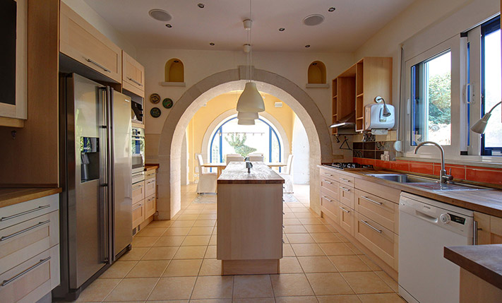 ΠΟΛΥΤΕΛΕΣ ΑΚΙΝΗΤΟ ΣΕ ΚΟΡΥΦΗ ΛΟΦΟΥ