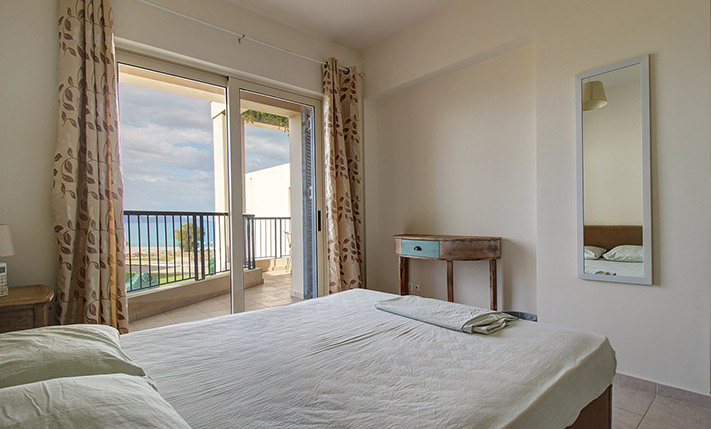 FIRST CLASS VIEWS BY THE BEACH