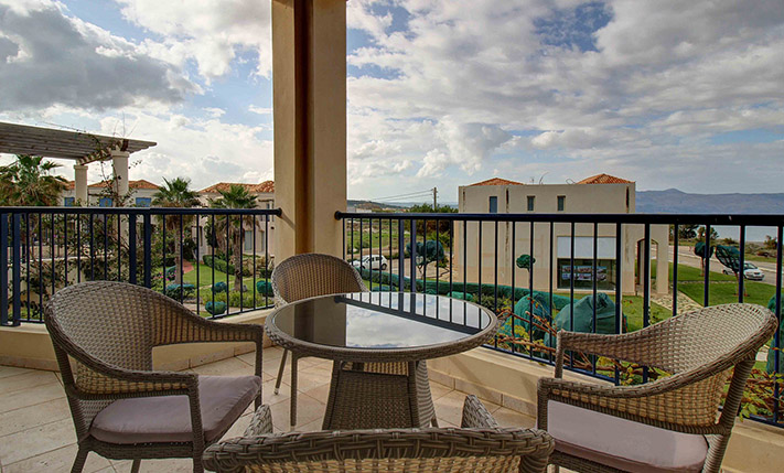 FIRST CLASS VIEWS BY THE BEACH