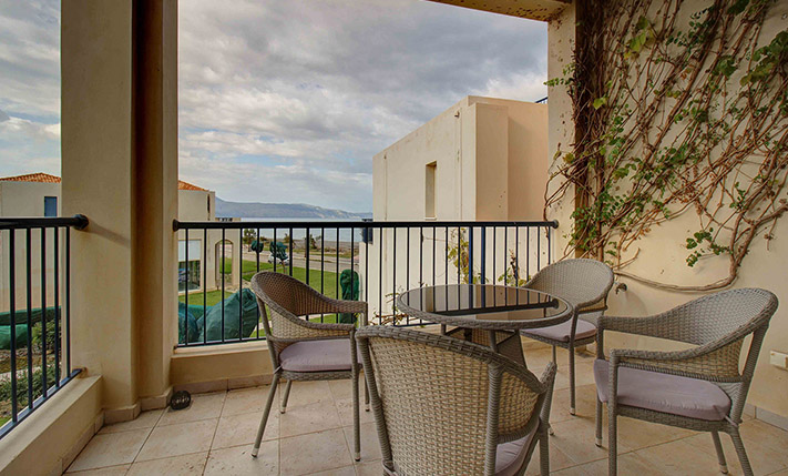 FIRST CLASS VIEWS BY THE BEACH