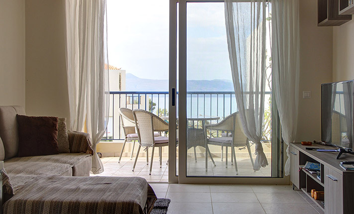 FIRST CLASS VIEWS BY THE BEACH