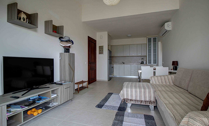 FIRST CLASS VIEWS BY THE BEACH