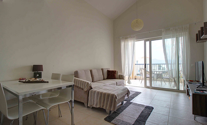 FIRST CLASS VIEWS BY THE BEACH