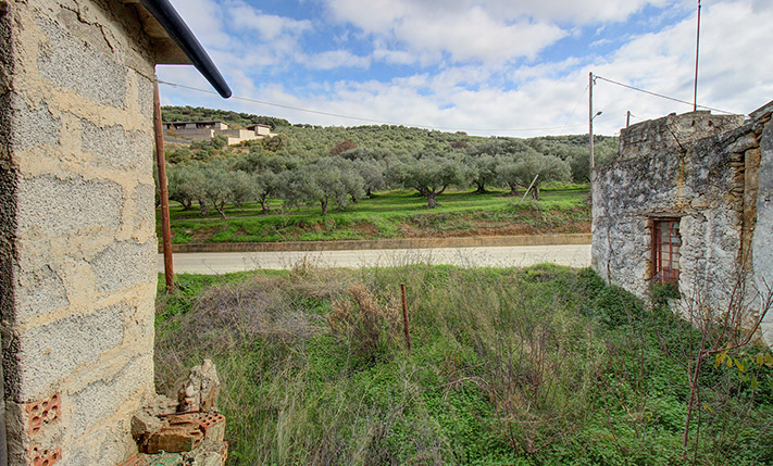 UNCONVERTED SEMI-DETACHED ON A SPACIOUS PLOT
